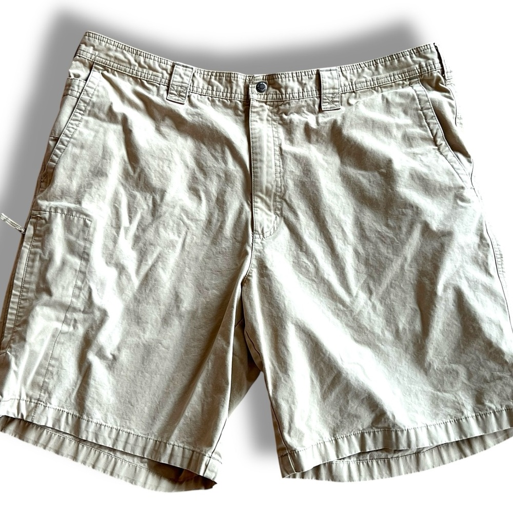 Columbia Men's Size 42 Inseam 10" Cargo Shorts Zip Pocket Beige 100% Cotton